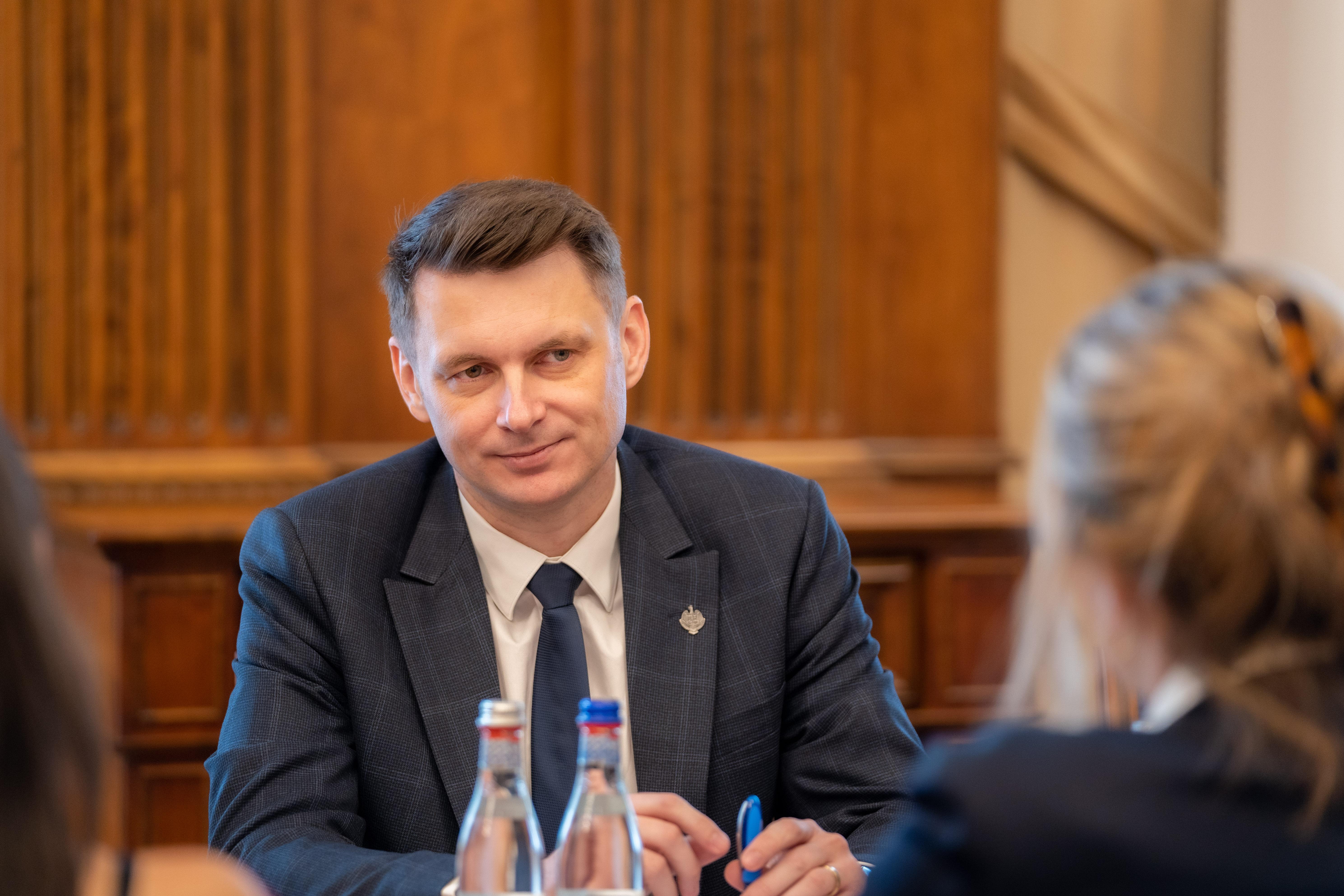 Abrudean: Copiii sunt viitorul nostru; datoria noastră este să le oferim şansa de a-şi împlini visele