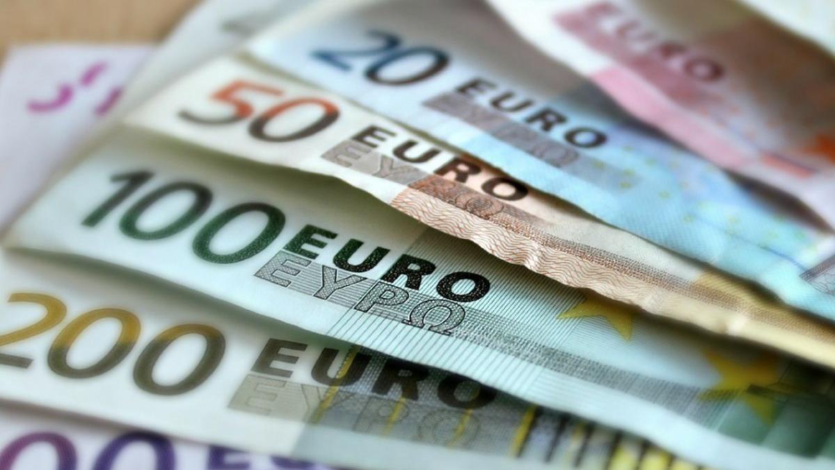 Moneda naţională continuă să se deprecieze; euro atinge un nou maxim istoric: 5,1998 lei