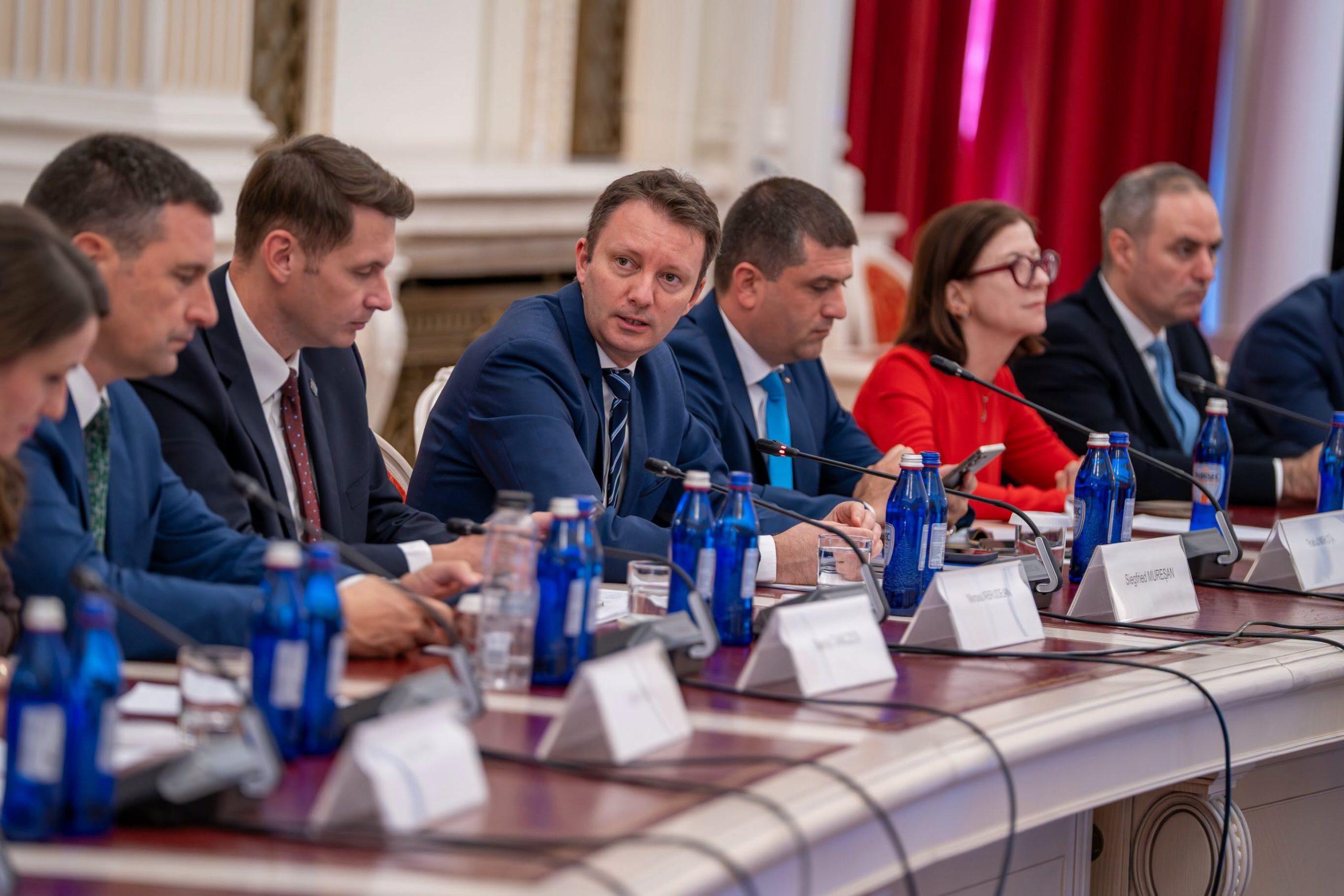 Parlamentul se reuneşte pentru votul de învestitură a Guvernului Siegfried Mureşan