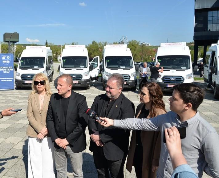 Consiliul județean a predat comunelor clujene încă 25 de noi microbuze școlare electrice 
