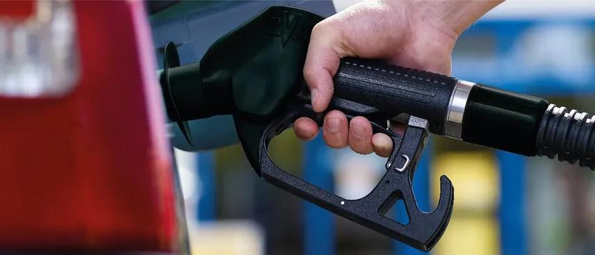 Preţul carburanţilor ar putea creşte, în România, cu până la 4,5 lei/litru
