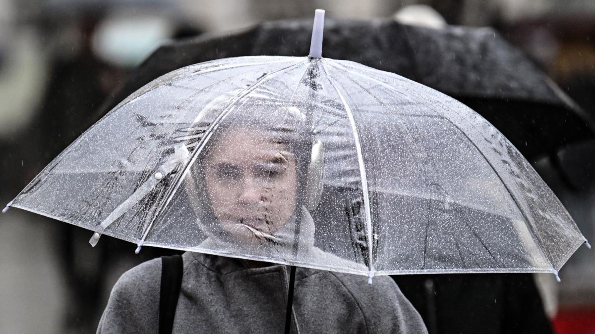Vânt puternic şi ploi în întreaga ţară, în zilele următoare; ninsori abundente la munte