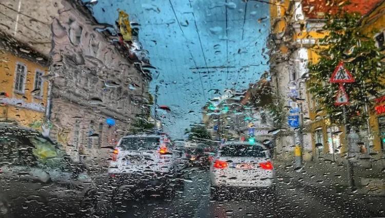 Vreme instabilă în 37 de judeţe, miercuri; averse şi vijelii în 16 judeţe, până vineri