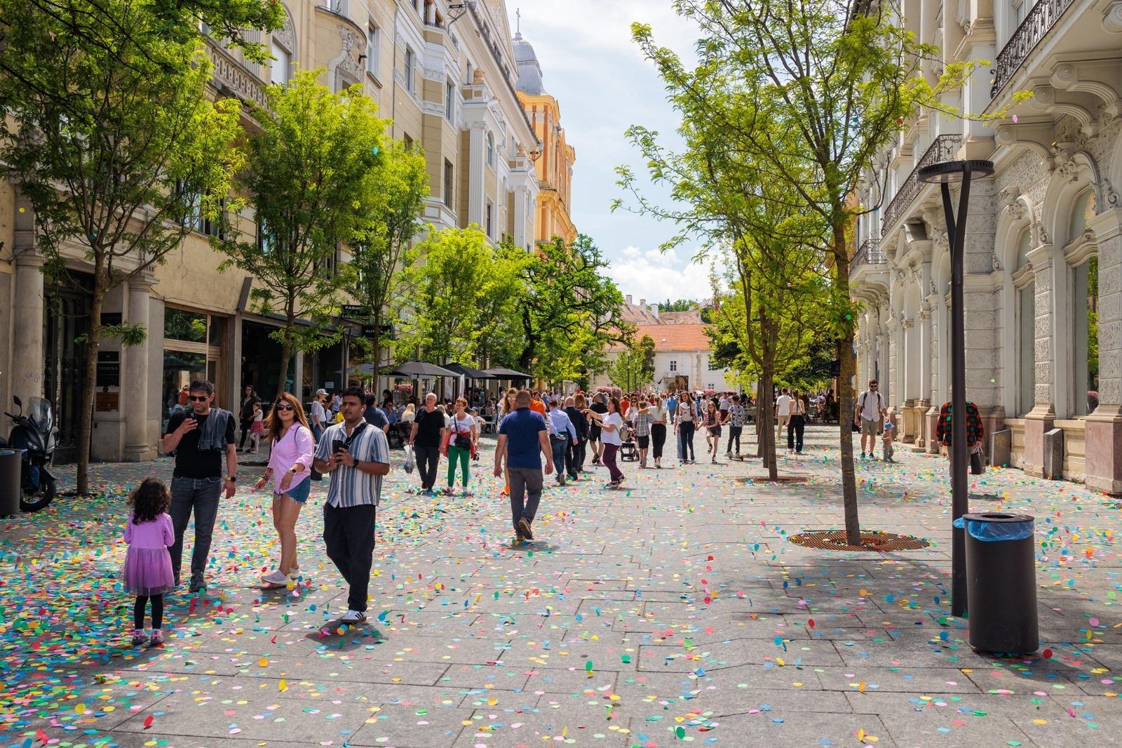Opt din zece români taie cheltuielile neesenţiale din cauza scumpirilor