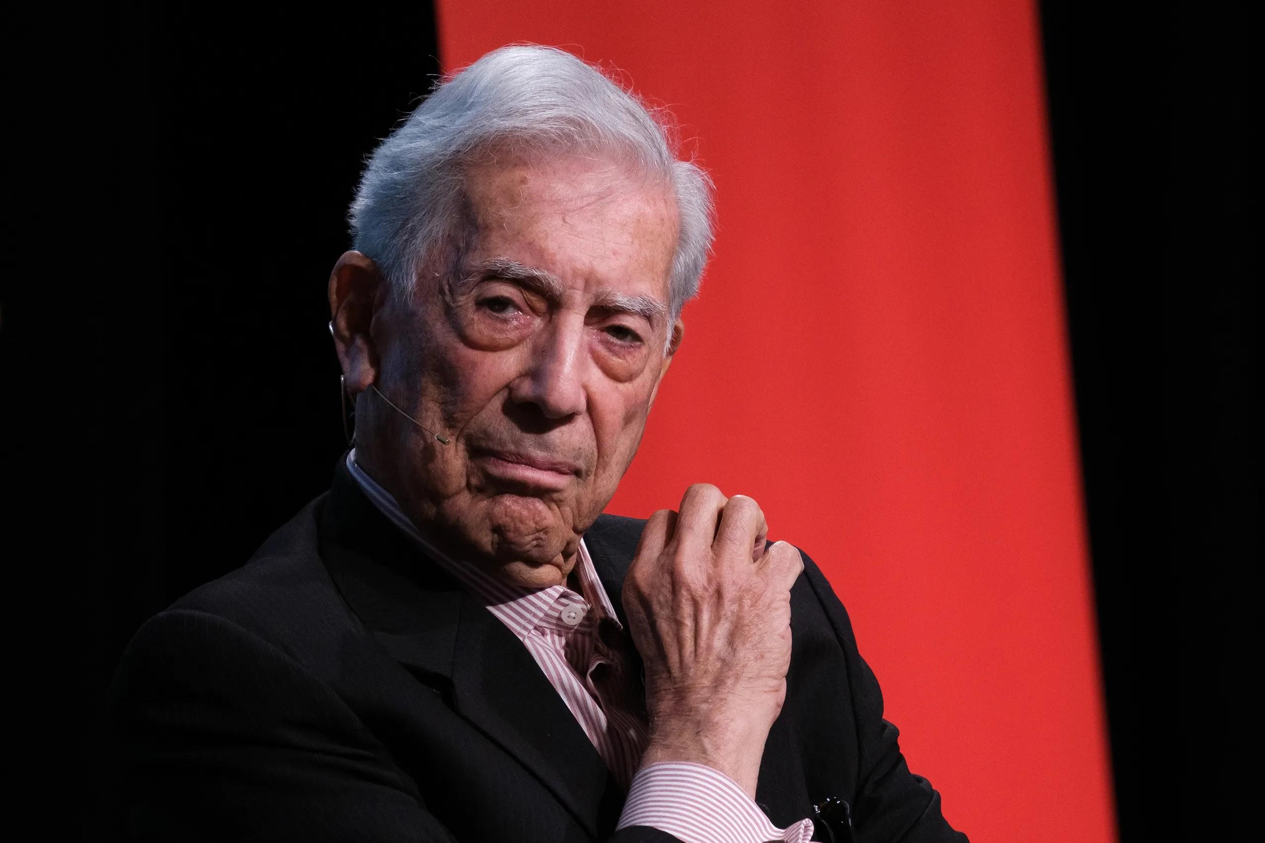 A murit marele scriitor Mario Vargas Llosa. În 2008, acesta a primit titlul de Doctor Honoris Causa al Universităţii 