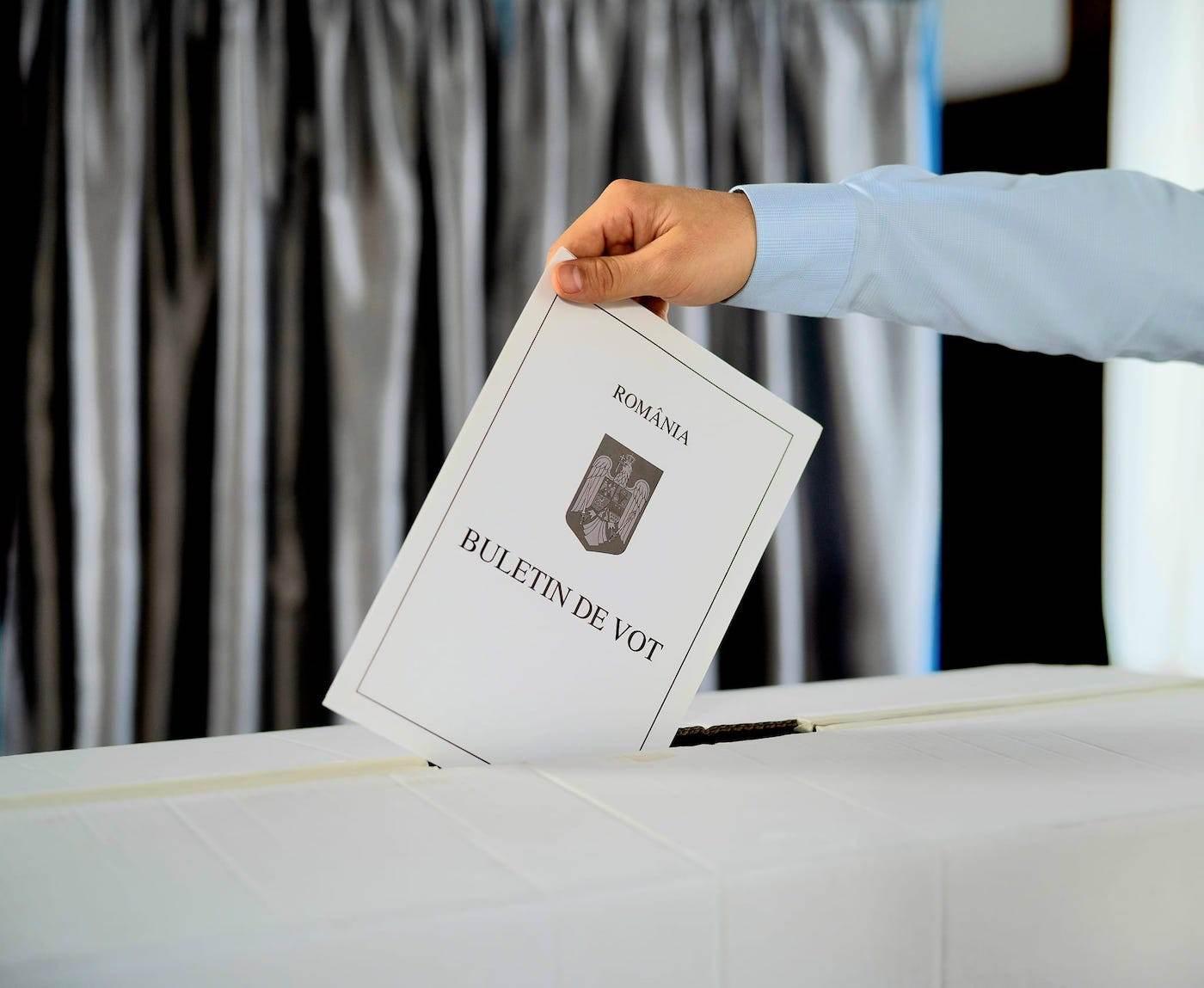 Peste 18 milioane de alegători, aşteptaţi duminică la urne. Cum decurge procesul de votare