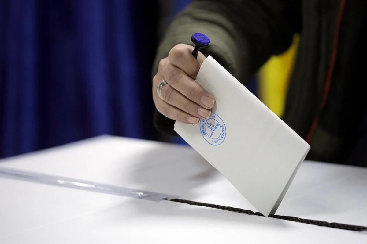 Majoritatea românilor resping ideea unui premier independent, însă susţin alegerile anticipate